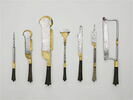Trousse de piqueur comprenant 7 instruments :  passe-corde, petit couteau à défaire, couteau à défaire, hachette articulée de veneur, couteau, lime à carrelette, scie à main, image 1/5
