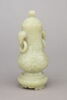 Petit vase en jade vert pâle à couvercle, image 2/3