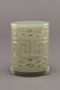 Boîte cylindrique ajourée en jade avec trois pieds en têtes de béliers, couvercle plat, image 4/5