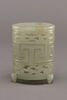 Boîte cylindrique ajourée en jade avec trois pieds en têtes de béliers, couvercle plat, image 1/5