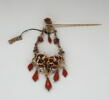 Pendentif en or émaillé et corail accroché à une épingle de cravate ornée d'une fleur en corail, image 3/3