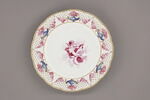 Assiette d'une série de quarante et une (R 510 à 549 bis); du service en pâte tendre blanche décorée de vases fleuris et d'amour en camaïeu rose et à bordure oeil de perdrix doré (R 489 à 549), image 1/4