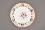 Assiette d'une série de quarante et une (R 510 à 549 bis); du service en pâte tendre blanche décorée de vases fleuris et d'amour en camaïeu rose et à bordure oeil de perdrix doré (R 489 à 549), image 1/4