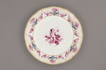 Assiette d'une série de quarante et une (R 510 à 549 bis); du service en pâte tendre blanche décorée de vases fleuris et d'amour en camaïeu rose et à bordure oeil de perdrix doré (R 489 à 549), image 1/4