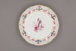 Assiette d'une série de quarante et une (R 510 à 549 bis); du service en pâte tendre blanche décorée de vases fleuris et d'amour en camaïeu rose et à bordure oeil de perdrix doré (R 489 à 549), image 1/3