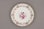 Assiette d'une série de quarante et une (R 510 à 549 bis); du service en pâte tendre blanche décorée de vases fleuris et d'amour en camaïeu rose et à bordure oeil de perdrix doré (R 489 à 549), image 1/3