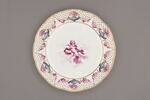 Assiette d'une série de quarante et une (R 510 à 549 bis); du service en pâte tendre blanche décorée de vases fleuris et d'amour en camaïeu rose et à bordure oeil de perdrix doré (R 489 à 549), image 1/3