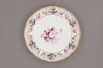 Assiette d'une série de quarante et une (R 510 à 549 bis); du service en pâte tendre blanche décorée de vases fleuris et d'amour en camaïeu rose et à bordure oeil de perdrix doré (R 489 à 549), image 1/3