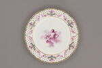 Assiette d'une série de quarante et une (R 510 à 549 bis); du service en pâte tendre blanche décorée de vases fleuris et d'amour en camaïeu rose et à bordure oeil de perdrix doré (R 489 à 549), image 1/3