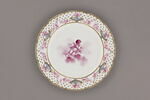 Assiette d'une série de quarante et une (R 510 à 549 bis); du service en pâte tendre blanche décorée de vases fleuris et d'amour en camaïeu rose et à bordure oeil de perdrix doré (R 489 à 549), image 1/3