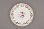 Assiette d'une série de quarante et une (R 510 à 549 bis); du service en pâte tendre blanche décorée de vases fleuris et d'amour en camaïeu rose et à bordure oeil de perdrix doré (R 489 à 549), image 1/3