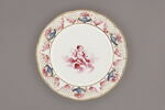 Assiette d'une série de quarante et une (R 510 à 549 bis); du service en pâte tendre blanche décorée de vases fleuris et d'amour en camaïeu rose et à bordure oeil de perdrix doré (R 489 à 549), image 1/4
