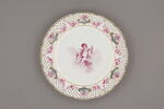 Assiette d'une série de quarante et une (R 510 à 549 bis); du service en pâte tendre blanche décorée de vases fleuris et d'amour en camaïeu rose et à bordure oeil de perdrix doré (R 489 à 549), image 1/3