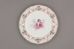Assiette d'une série de quarante et une (R 510 à 549 bis); du service en pâte tendre blanche décorée de vases fleuris et d'amour en camaïeu rose et à bordure oeil de perdrix doré (R 489 à 549), image 1/3