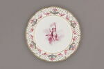 Assiette d'une série de quarante et une (R 510 à 549 bis); du service en pâte tendre blanche décorée de vases fleuris et d'amour en camaïeu rose et à bordure oeil de perdrix doré (R 489 à 549), image 1/3