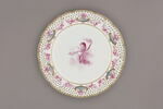 Assiette d'une série de quarante et une (R 510 à 549 bis); du service en pâte tendre blanche décorée de vases fleuris et d'amour en camaïeu rose et à bordure oeil de perdrix doré (R 489 à 549), image 1/3