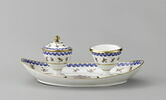 Plateau ovale à bords relevés avec deux petits pots ayant chacun un bol intérieur et un couvercle, d'une paire (R 567), d'un service de table (R 550 à 675), image 5/7