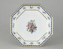 Assiette creuse à bords droits à six pans, d'une série de quatre (R 580 à 583), d'un service de table (R 550 à 675), image 1/3