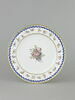 Assiette ronde, d'une série de soixante-neuf (R 596 à 664), d'un service de table (R 550 à 675), image 1/2