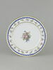 Assiette ronde, d'une série de soixante-neuf (R 596 à 664), d'un service de table (R 550 à 675), image 1/2