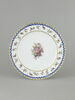 Assiette ronde, d'une série de soixante-neuf (R 596 à 664), d'un service de table (R 550 à 675), image 1/2