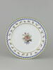Assiette ronde, d'une série de soixante-neuf (R 596 à 664), d'un service de table (R 550 à 675), image 1/2