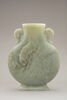 Vase plat à deux anses en jade vert pâle, image 2/3