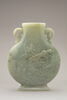 Vase plat à deux anses en jade vert pâle, image 1/3