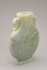 Vase plat à deux anses en jade vert pâle, image 3/3