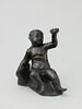 Statuette : un gros enfant nu assis, tenant une coquille de la main gauche, image 1/4
