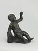 Statuette : un gros enfant nu assis, tenant une coquille de la main gauche, image 2/4