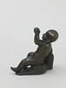 Statuette : un gros enfant nu assis, tenant une coquille de la main gauche, image 3/4