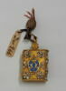 Médaillon en forme de livre fermé, orné des monogrammes du Christ et de la Vierge, image 5/5
