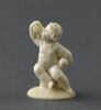 Enfant portant une guirlande de fruits et mangeant du raisin, image 1/5