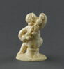 Enfant portant une guirlande de fruits et mangeant du raisin, image 2/5
