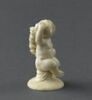 Enfant portant une guirlande de fruits et mangeant du raisin, image 3/5