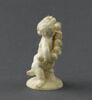 Enfant portant une guirlande de fruits et mangeant du raisin, image 4/5