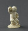 Enfant portant une guirlande de fruits et mangeant du raisin, image 5/5