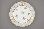 Assiette, à bords festonnés et marli gaufré, d'une paire (TH 1156), image 1/4