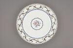 Assiette unie au décor 