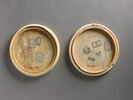 Paire de valves de miroir : scènes courtoises (A : valve avec couple assis ; B : valve avec la confection de la couronne de fleurs), image 2/3