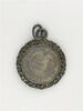 Monnaie montée en pendentif : Elizabeth d'Angleterre / armoiries, image 1/2