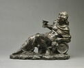 Statuette : Bacchus appuyé sur un tonneau, la main droite tenant une coupe, image 1/4