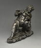 Statuette : Bacchus appuyé sur un tonneau, la main droite tenant une coupe, image 2/4