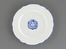 Assiette en porcelaine à décor en camïeu bleu, image 1/2