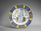 Plat rond : la Vierge entourée de deux anges, image 1/2