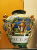 Vase de pharmacie à deux anses : «Reine» assise sur un trône, image 1/7