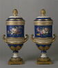 Paire de vases Bachelier à anses et à couronnes (OA 10890 A et OA 10890 B), image 2/5