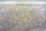 Rouleau de toile à fond blanc, ornée d'oiseaux, de feuilles, feuillages, et rinceaux bleus, brique et bleu-gris, image 2/2
