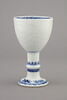 Gobelet, porcelaine de Chine blanche à décor en relief avec bordures bleues, image 1/4